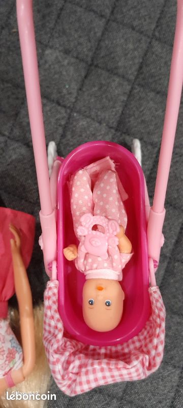 Fausse barbie en promenade en poussette avec ses deux enfants (image 5)