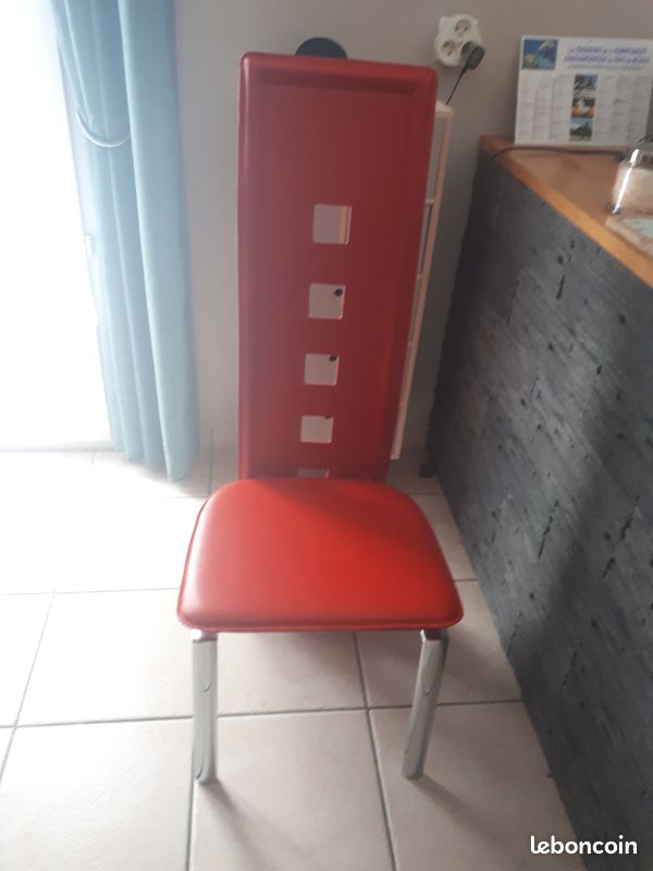 Chaise contemporaine rouge (image 1)