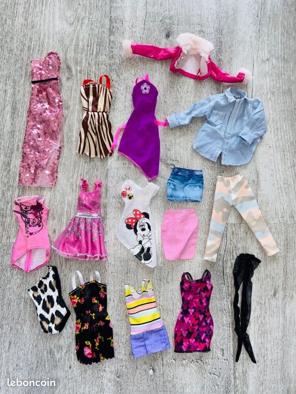 Lot vêtements poupée Barbie (image 1)