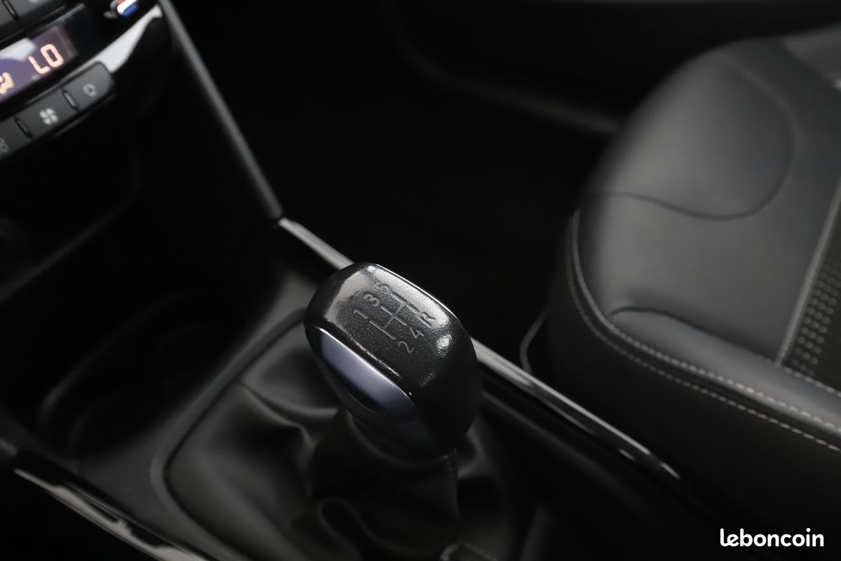 Peugeot 2008 1.2 PureTech Allure 110 ch (image 21)