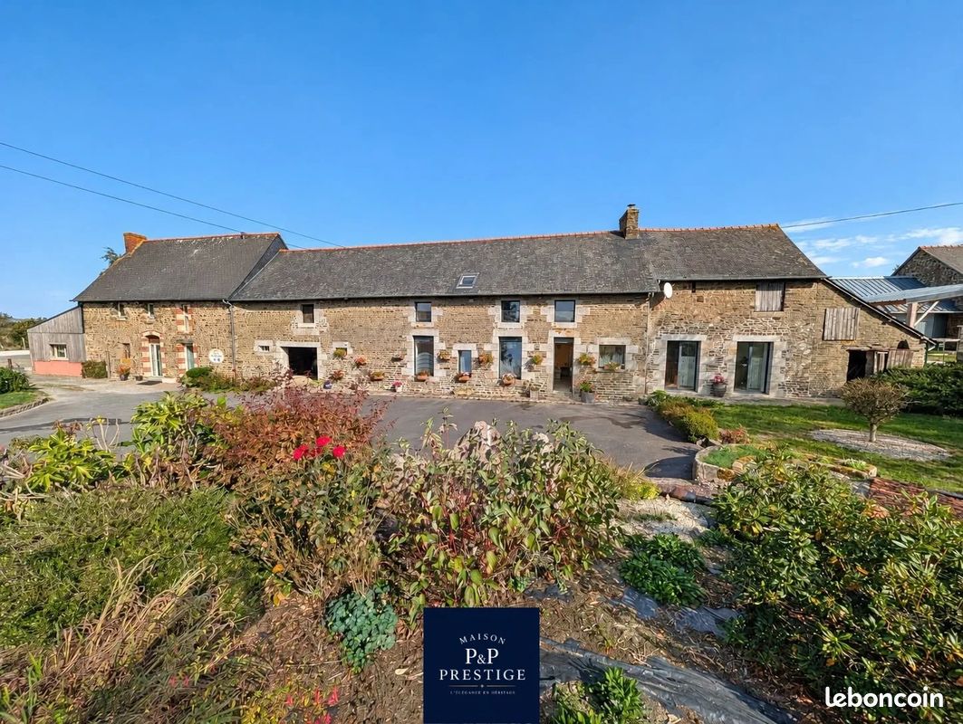 Maison 12 pièces 320 m² · à Javené · 320 m² · 530 000 €