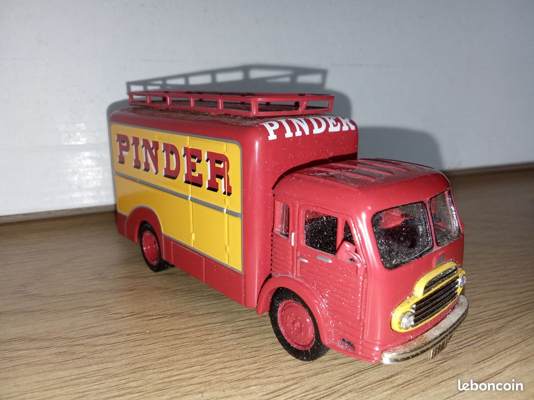 Semi remorque unic cirque Pinder 1/64 - Collection