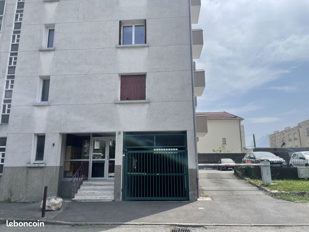 Parking 16 m² · à Échirolles · 16 m² · 13 500 €