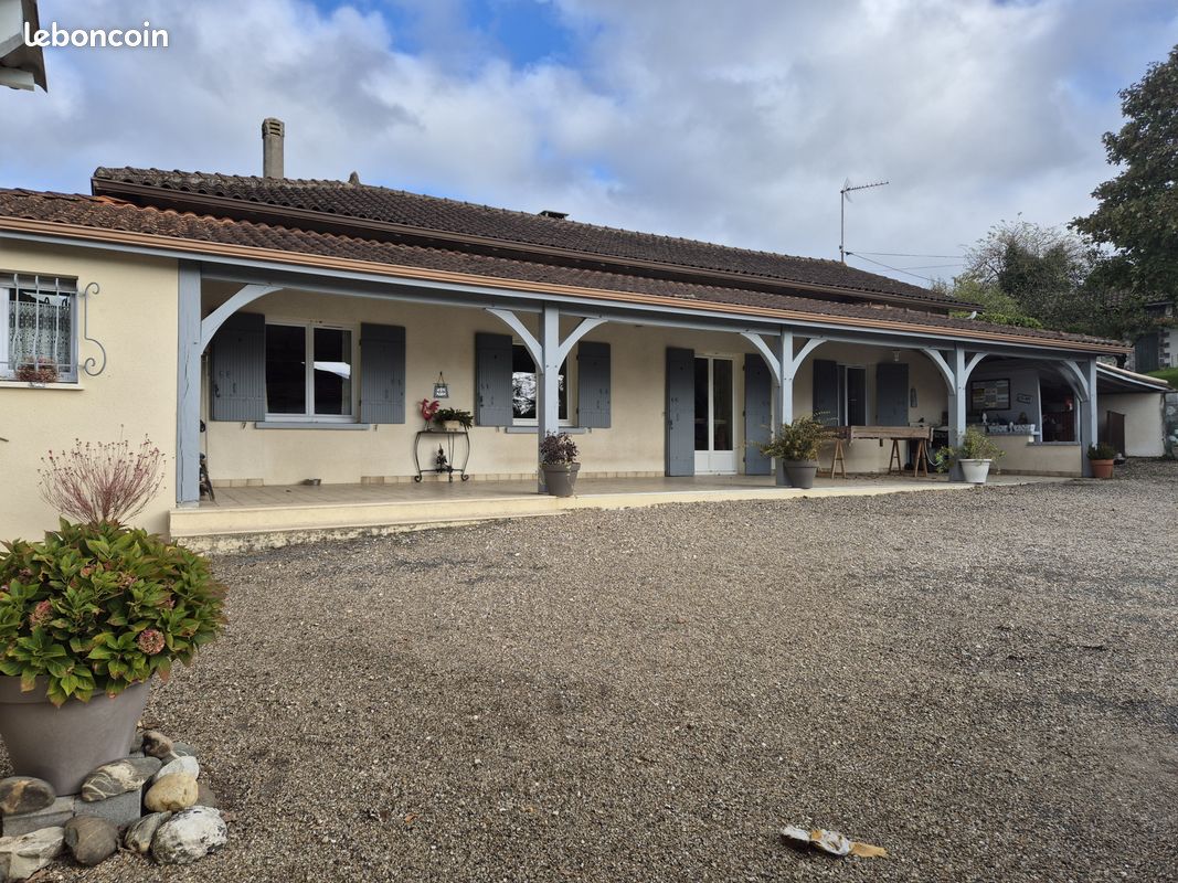 Maison 8 pièces 205 m² · à Montagrier · 205 m² · 250 000 €