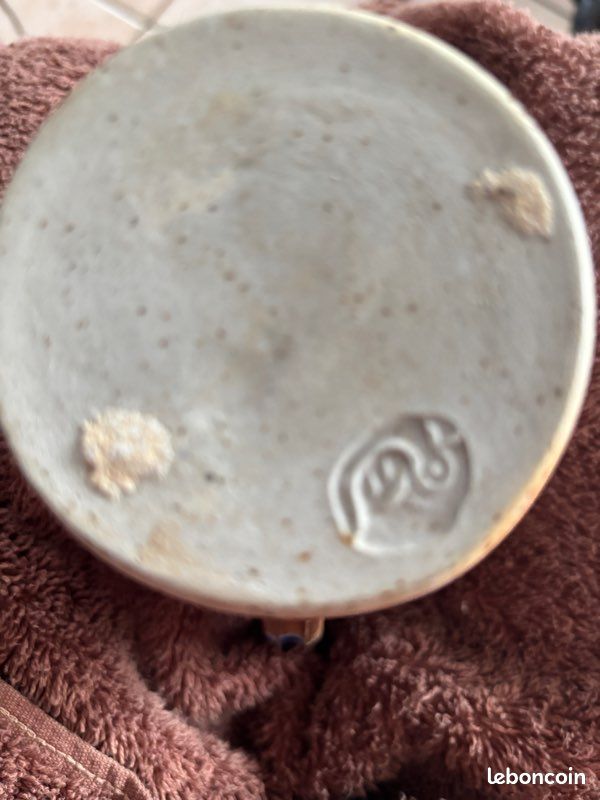 Un pichet en grès, signé (image 3)