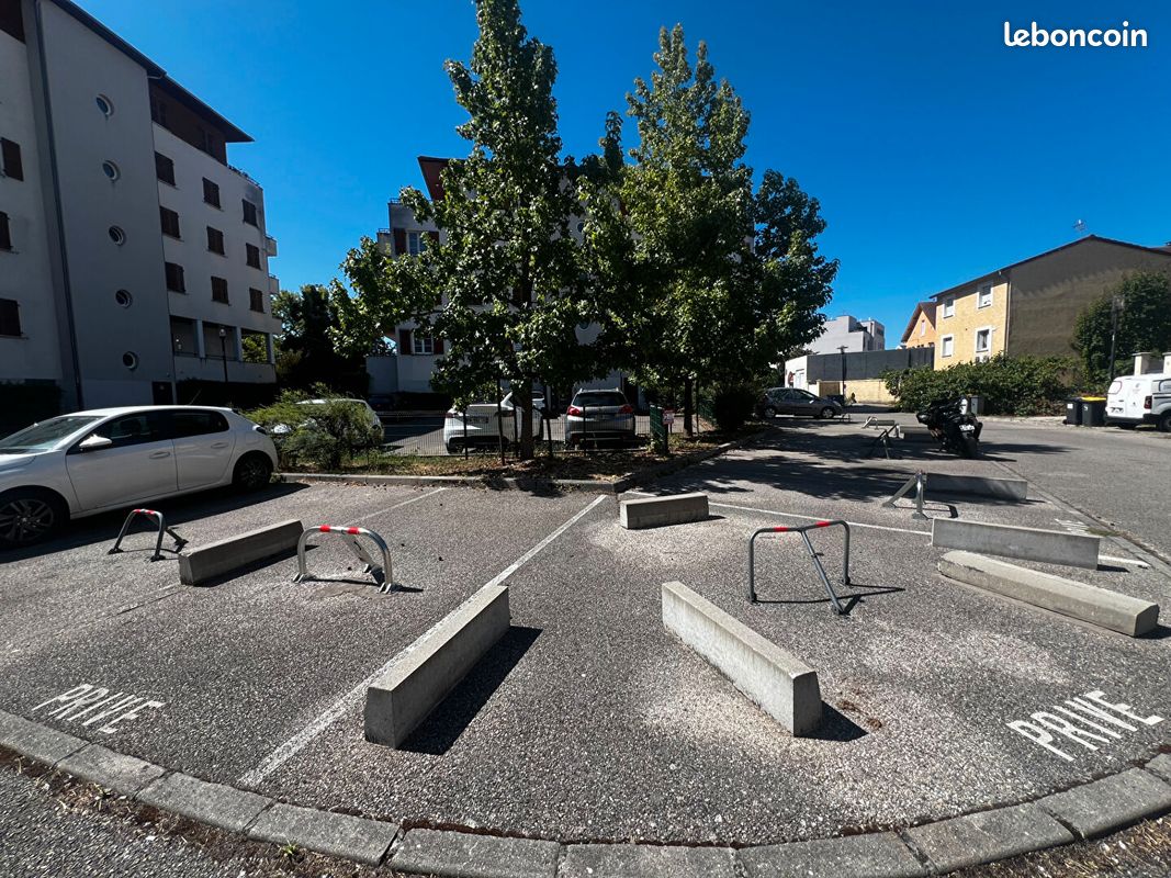 Parking/box PONT DE CHERUY · à Pont-de-Chéruy · 50 €