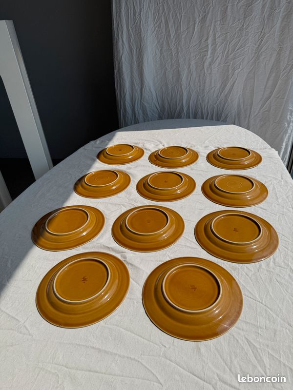 Lot de 11 assiettes plates en faïence blanche liseré doré