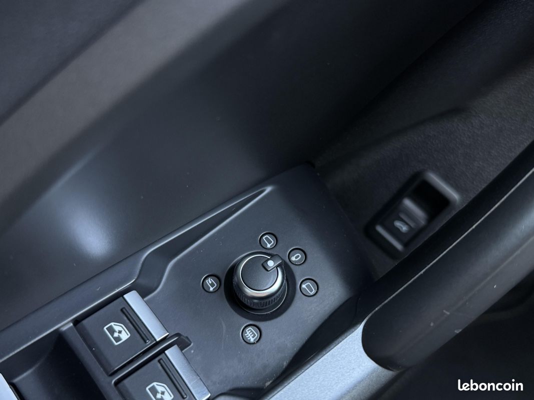 AUDI Q3 35 TDI 150 ch S tronic 7 S line (image 29)