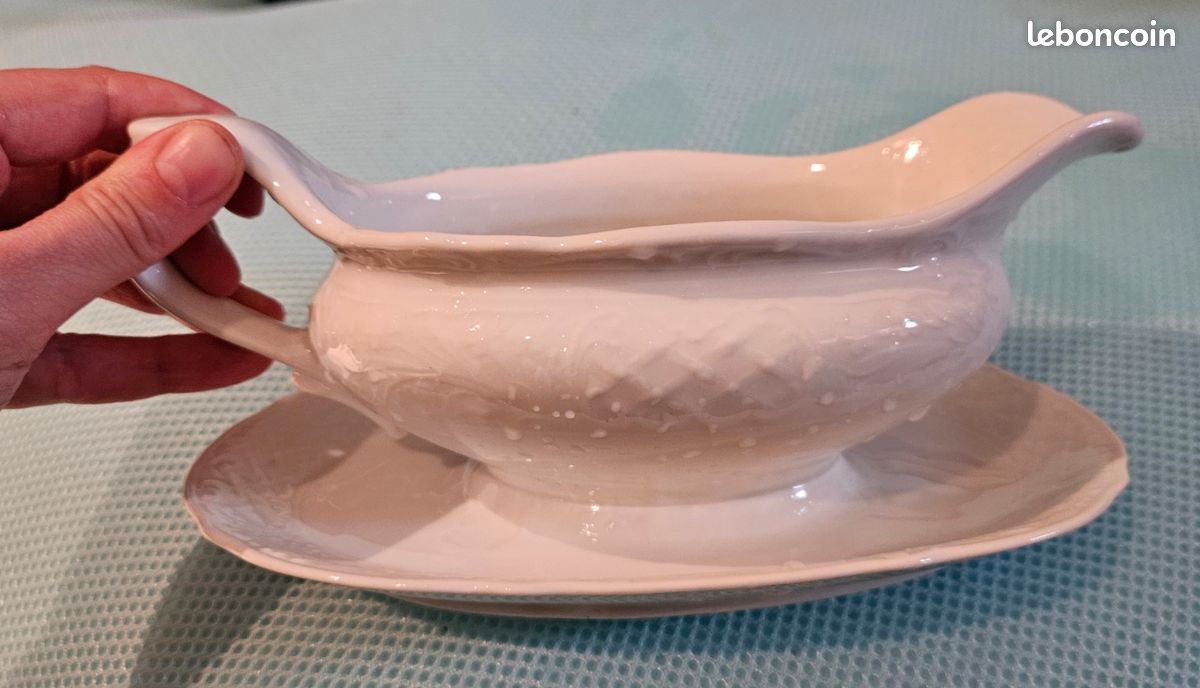 Élégante saucière en porcelaine blanche avec soucoupe. Canton Valais