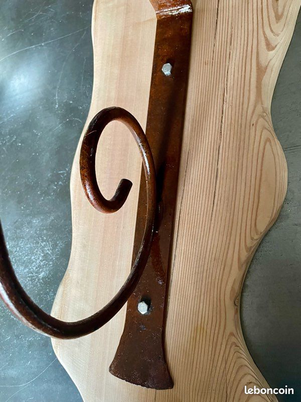 Ancien Porte-selle Mural En Fer Forgé Avec Crochet Pour Bride (d'époque)