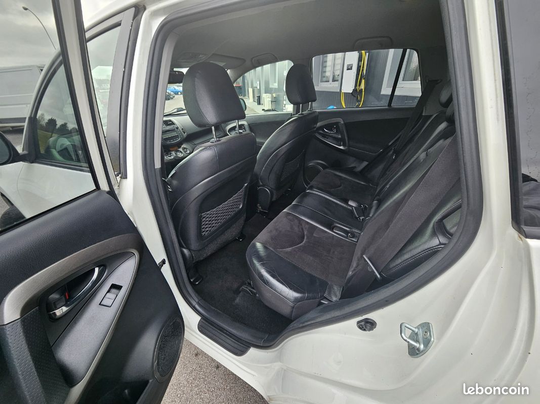 Toyota rav4 d-4d 2wd blanc nacré finition life edition révisé contrôlé économique au tarif de 7999 a saisir (image 5)