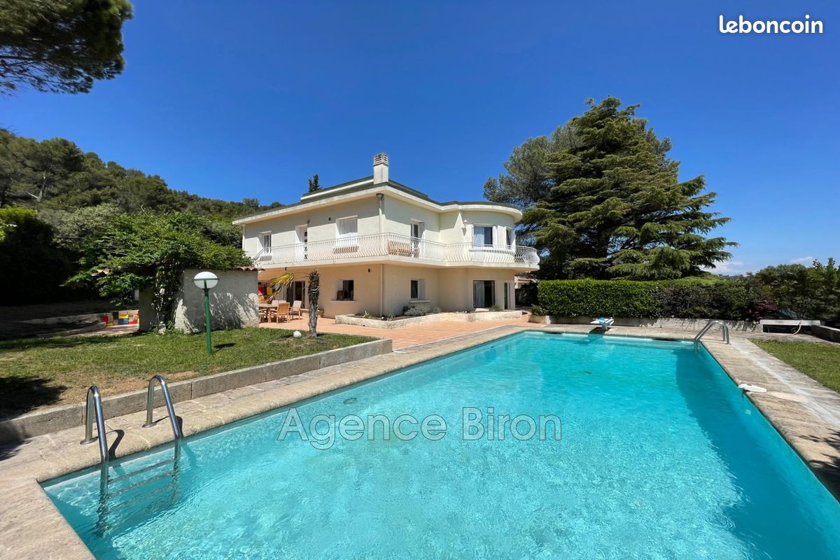 Maison 8 pièces 320 m² · à Bouc-Bel-Air · 320 m² · 1 800 €/mois