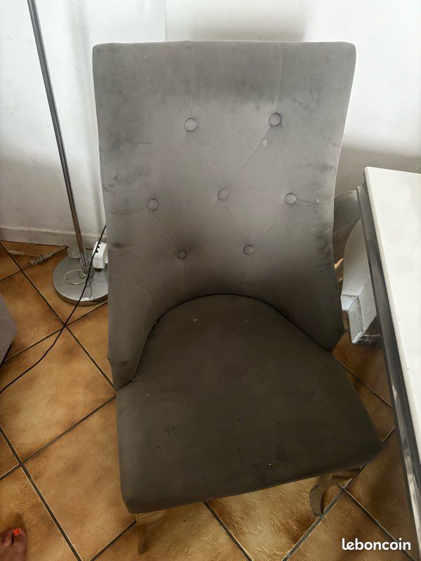 Vend table et chaise capitonner (image 2)