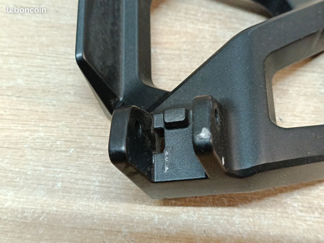 Platine Arrière Droite Pour Moto Kawasaki ZX-7R D'occasion En Bon état