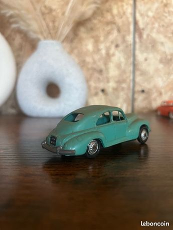 Norev Peugeot 203 1/43 – Bleu Clair, Socle Fer, Collection France