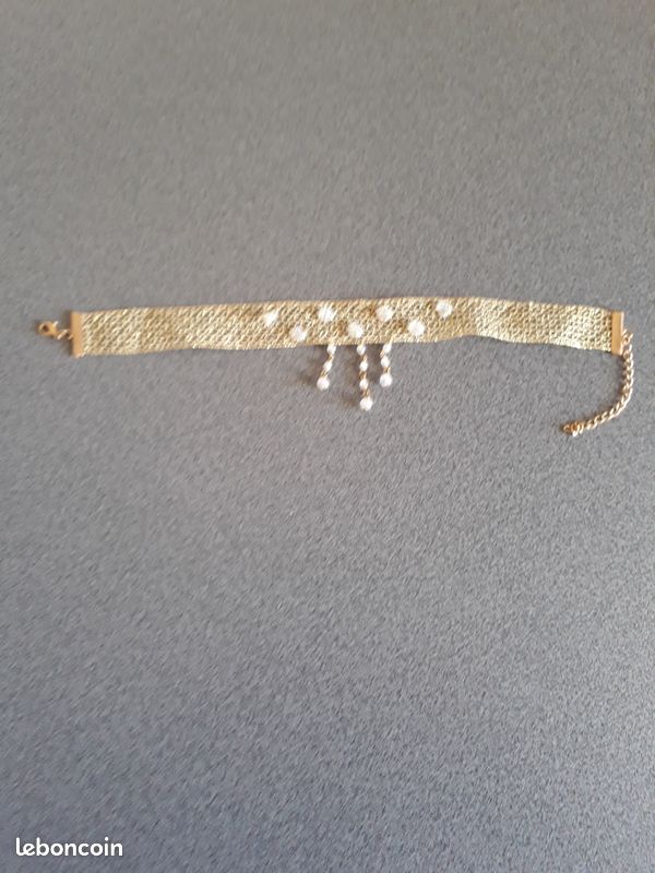 Bijou tour de cou en dentelle dorée et perles (image 1)