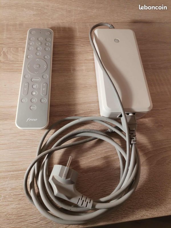 Freebox Devialet sans alimentation, avec télécommande et