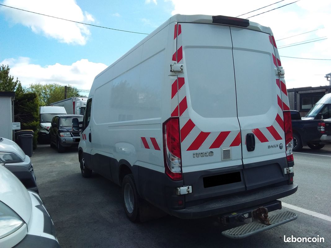 IVECO DAILY L3H2 35C 150 CV Roue jumelée avec crochet d’attelage marche pied et casiers (image 3)