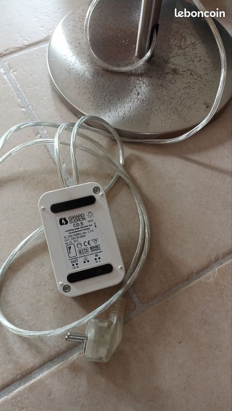 Vend lampe sur pied en métal avec abat-jour gris .A prendre sur place (image 4)