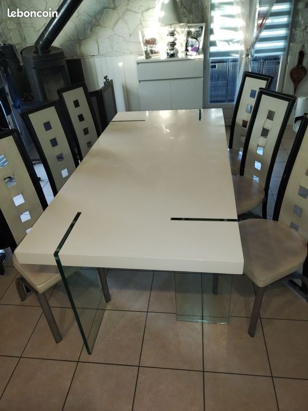Table avec chaises (image 1)