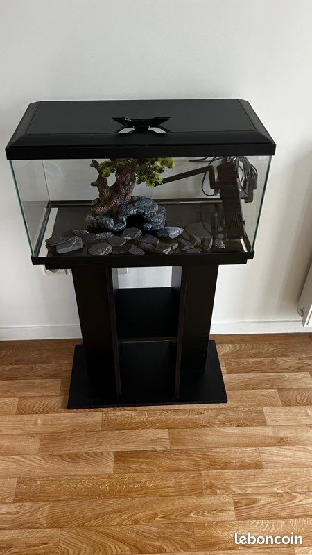 Aquarium complet avec ces accessoires avec table support + son arbre et ses cailloux et moteur électrique avec lumière waterprof (image 2)