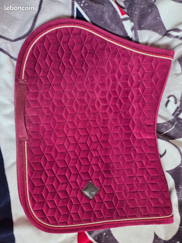 Tapis De Monte à Cru QHP – Rose Foncé – Poney – Doublure Fourrure Synthétique, Poignée Avant, Sangles – Confortable