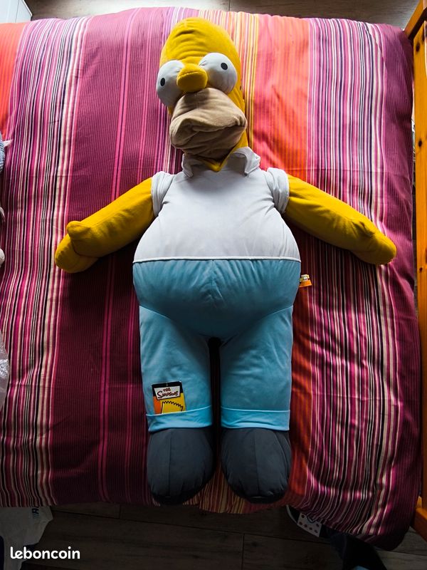 Grande Peluche Homer Simpson 50 Cm – Licencié Officiel, Douce Et Moelleuse, Jaune Et Bleu, Pour Fans De Tous âges, Déco Et Câlins