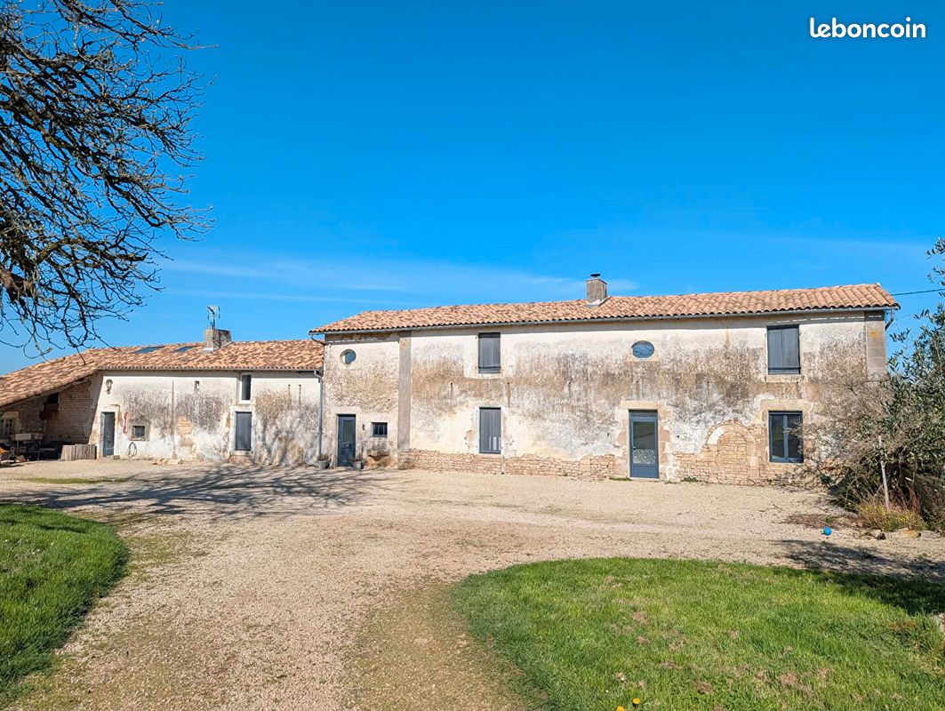 Maison 13 pièces 299 m² · à Prailles-la Couarde · 299 m² · 394 900 €