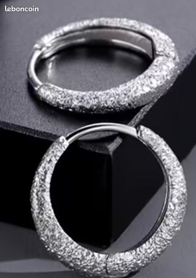 Magnifiques creoles irrisees en argent 925. Taille 2 cm de diametre. Prix negociable (image 2)