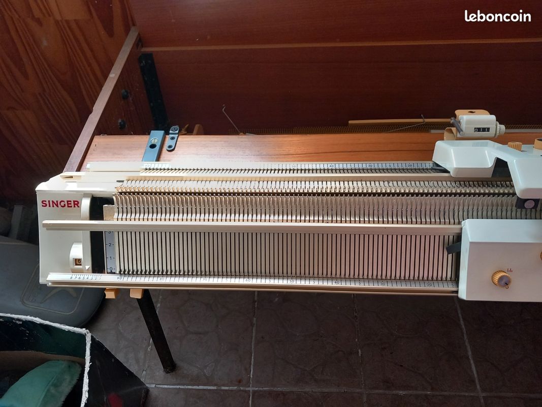 Machine à tricoter Singer dans son meuble - Loisirs créatifs