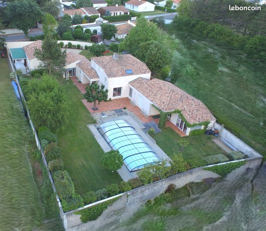 Vaste maison familiale 195m2 avec grande capacité de parking / stockage dans secteur prisé proche des commodités