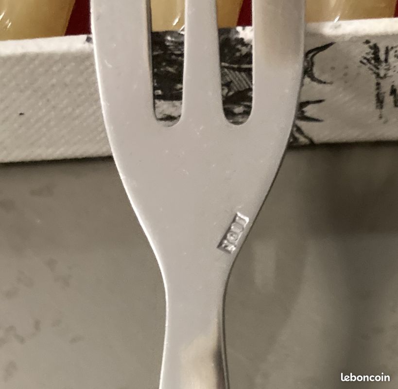 SERVICE DE 12 fourchettes à gâteau manche bakélite plastic ? a