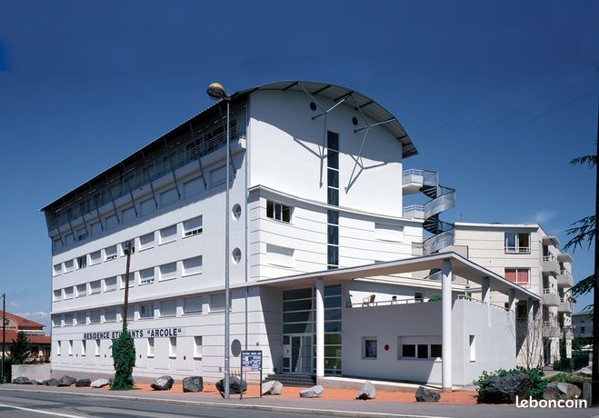 Loue Studio meublé + place de parking Bron Les Alizés