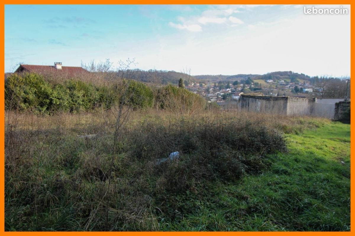 Terrain 1 395 m² Montluel · 147 000 €