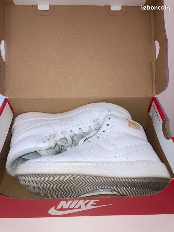 Paire de baskets Nike blanche (image 1)
