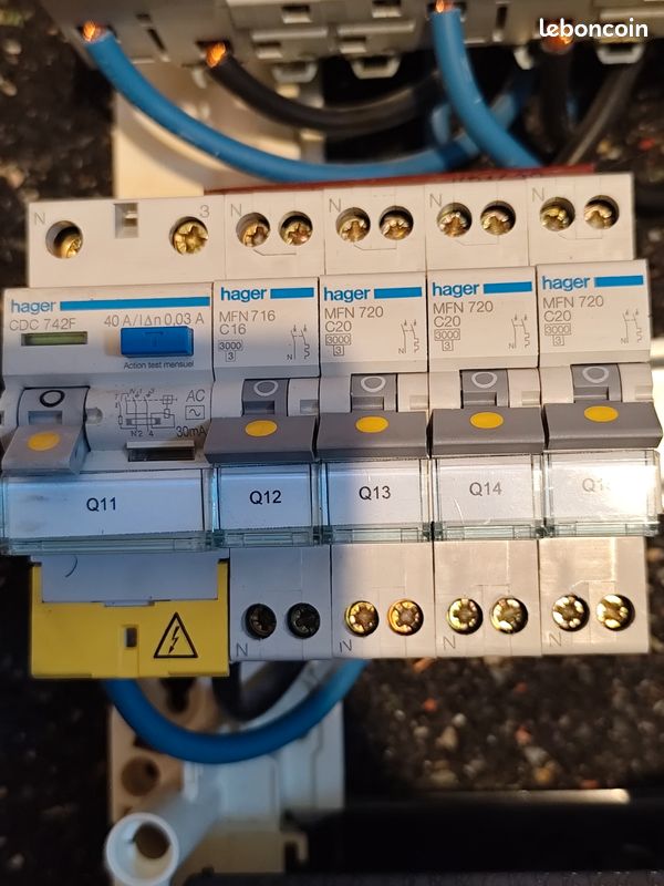 Tableau électrique encastrable 2x 12 modules IP30 étanche VU24NE Hager