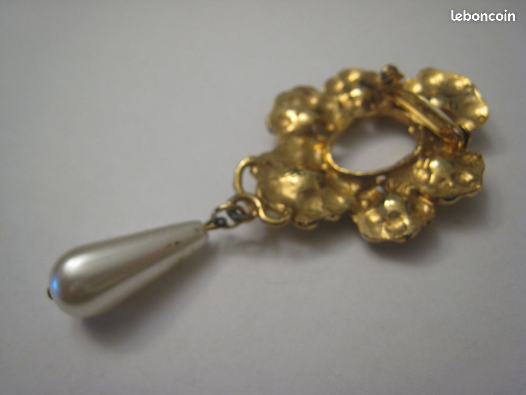 Pendentif pampille en métal couleur or Goutte d'eau ajouré