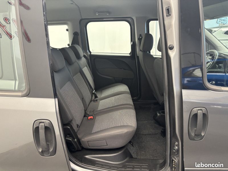 Fiat DOBLO 1.6 jtd 120 ch Lounge 7 places / Climatisation / Attelage / Régulateur / (image 19)