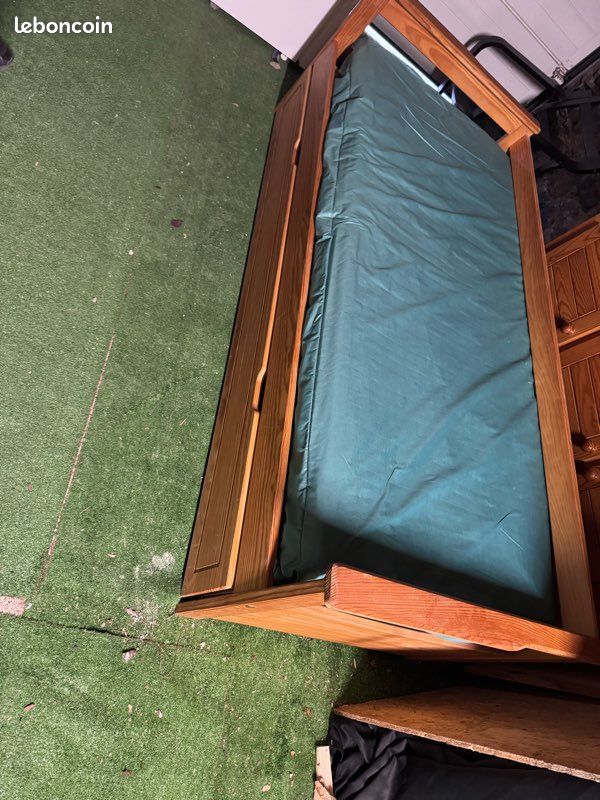 Lit en bois avec rangement (image 1)