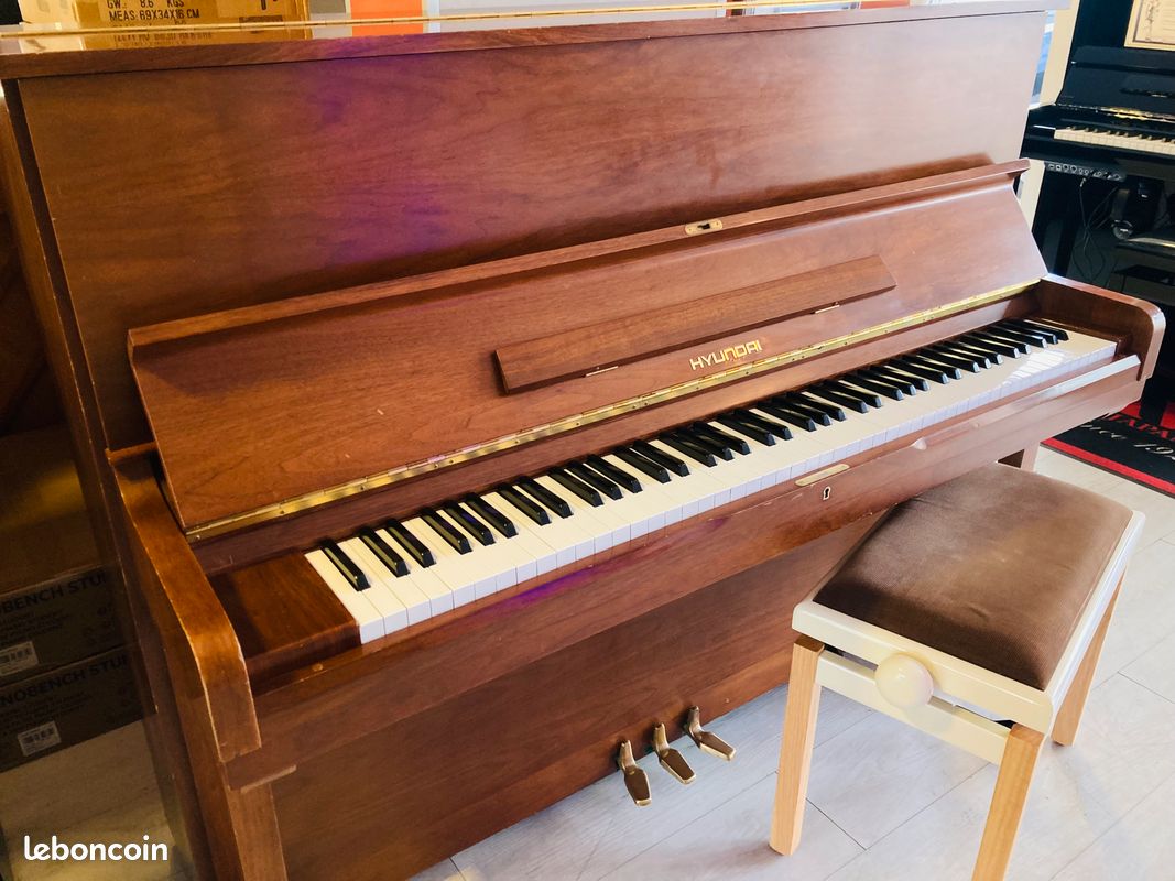 Piano droit d'expression Hyundai U835 bois (image 1)
