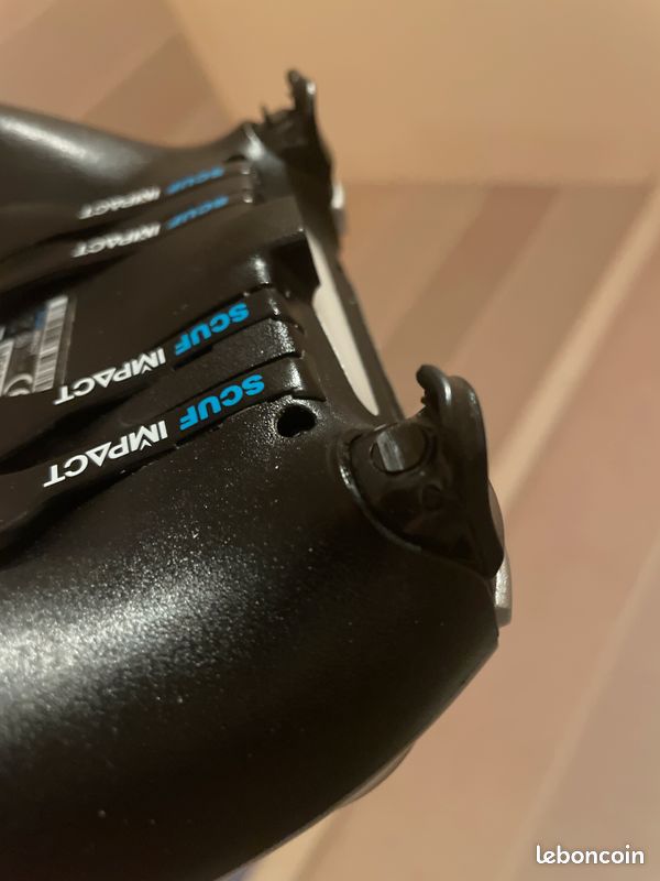 Manette scuff impact (image 1)