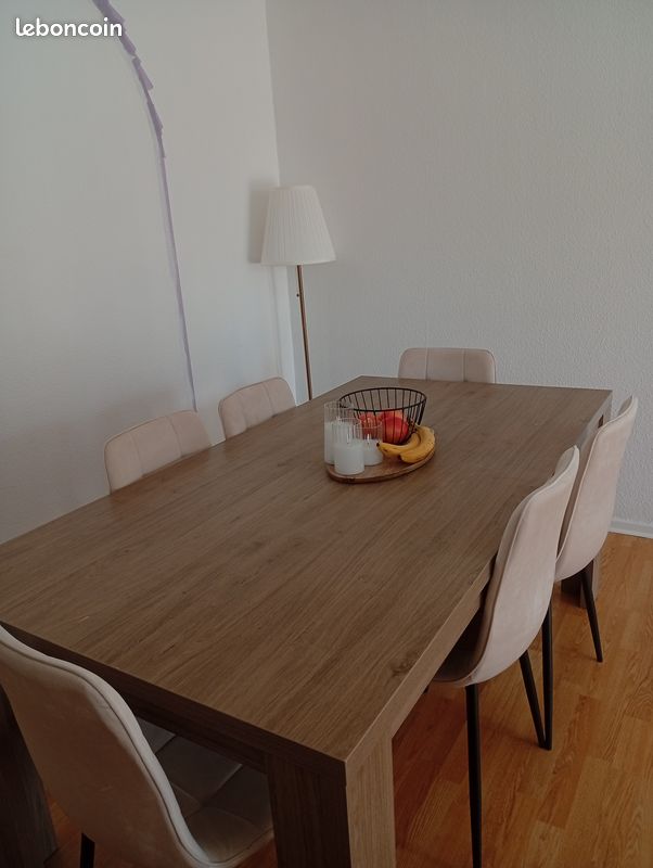 Table en bois (image 1)