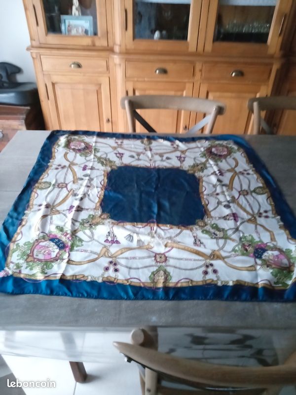 Foulard de marque (image 1)