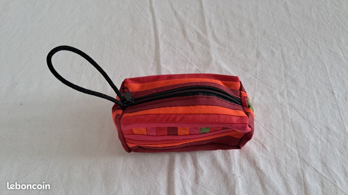 Porte monnaie rectangulaire patchwork rouge artisanat Thaïlande