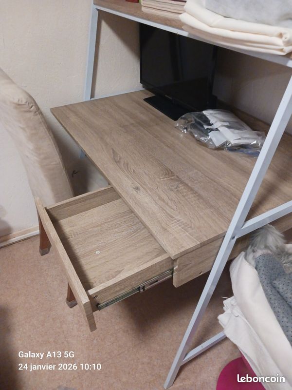 Bureau (image 1)