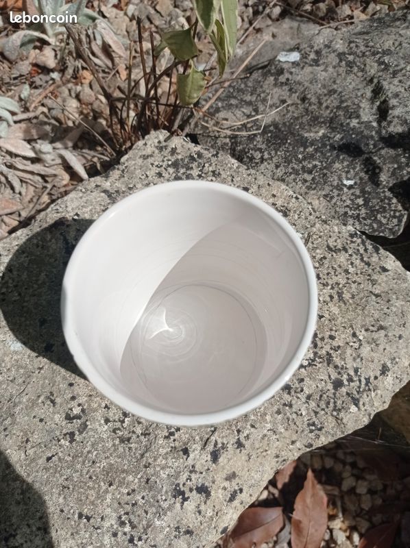 Cache pot, céramique, rond, blanc motifs géométriques et feuilles vert, diamètre 8,5cm, hauteur 10 cm (image 3)