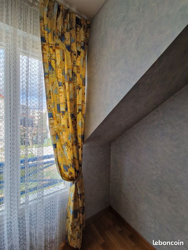Grand ciel de lit et ses rideaux confectionnés avec une tapisserie ancienne et passementerie - Le chat rouge