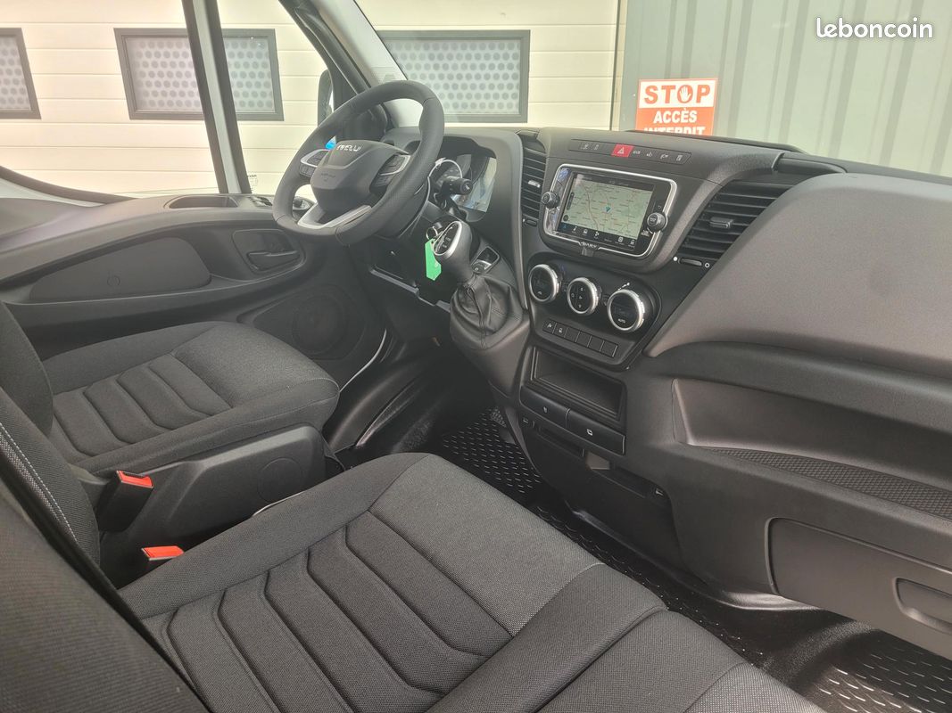 IVECO DAILY 35C18 A8 V16 FOURGON PACK EVOLUTION 03 PLACES NEUF avec CAMÉRA RECUL + GPS + PROJECTEURS FULL LED + MOTEUR 3 LITRES + VERSION MY2022 DONC SANS LES CONTRAINTES GSR2 ( Prix Vente 46 990 HT ) (image 5)