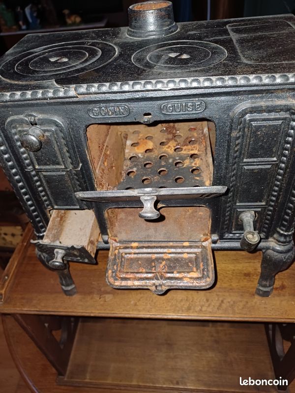 Cuisinière De Maison De Poupée Rétro Isolée Sur Fond Blanc Photo stock - Image du ménage, maison: 50914806
