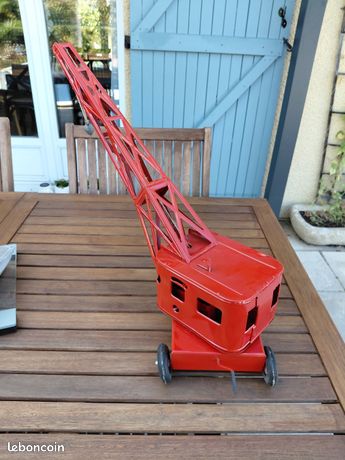 Tracteur routier Charles Rollet datant des années 30 en tôle rouge